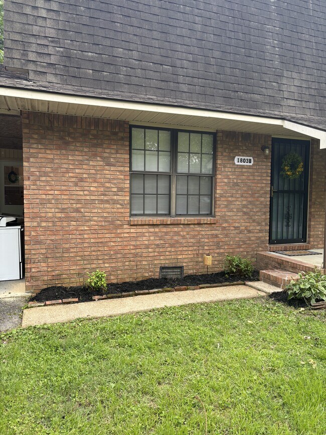 Building Photo - 1803 Thomas Ln