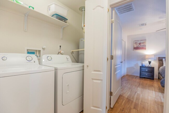 Building Photo - 800 Sherwood Dr