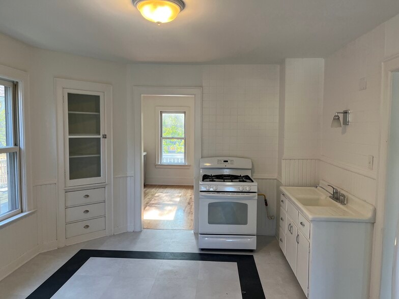 Building Photo - 3040 N Fratney St