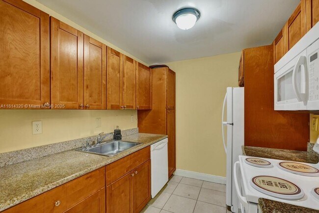 Building Photo - 10804 N Kendall Dr