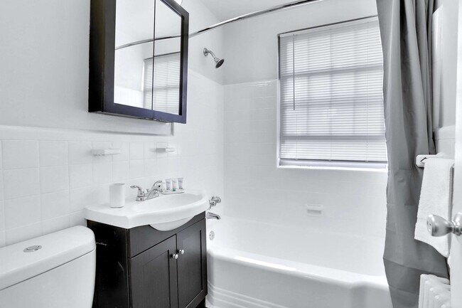 Building Photo - 1420 W Abingdon Dr