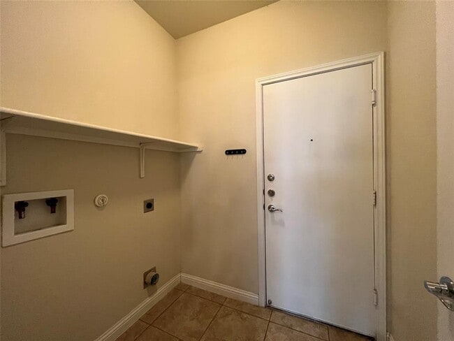 Building Photo - 1325 Meadowsouth Ln