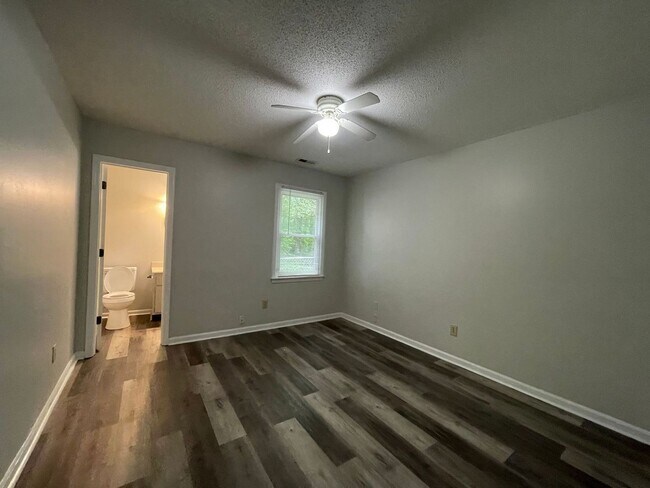 Building Photo - Nice 2 bedroom, 2 bath duplex