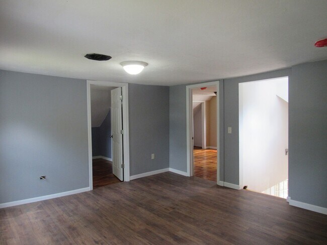 Building Photo - 27 Maple St