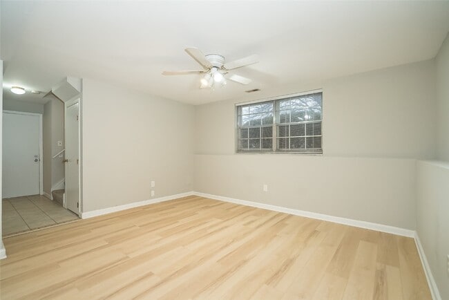 Building Photo - 335 Parma Dr
