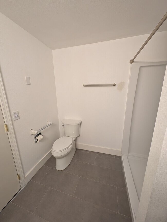 Building Photo - Federal Way One Bedroom Available Now! ALL...