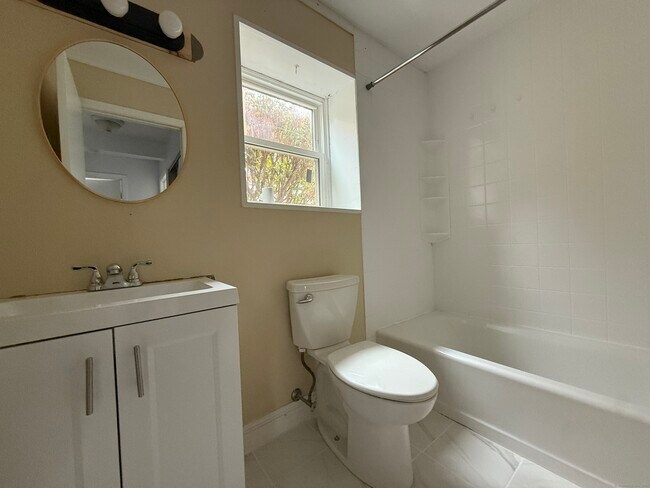 Building Photo - 226 Laurel St