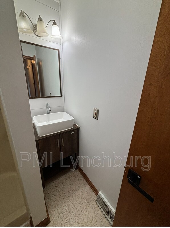 Building Photo - 107 Mountainview Dr