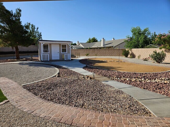 Building Photo - 3 Bedrooms, Den, 2 Bathrooms, 3 Car Garage...