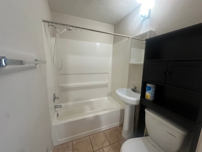 Building Photo - One Bedroom, One-bathroom Apartments Locat...