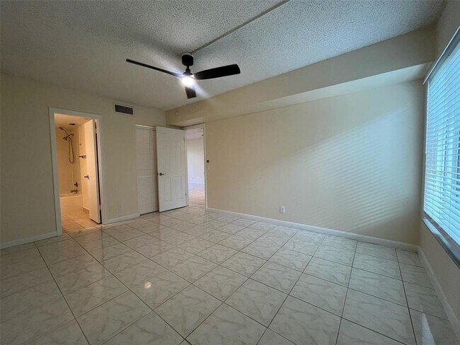 Building Photo - 6219 Palma Del Mar Blvd S