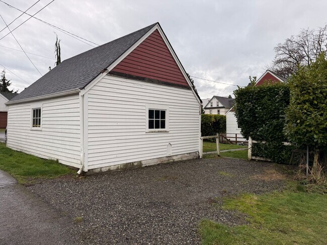Building Photo - Beautiful home in York Neighborhood!