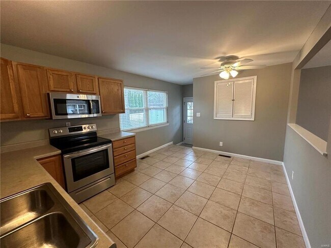 Building Photo - Discover the epitome of comfort in this 3-bed, 2-bath ranch-style gem.