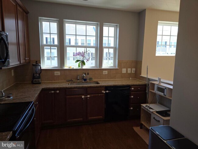 Building Photo - 8232 Heritage Crossing Ct