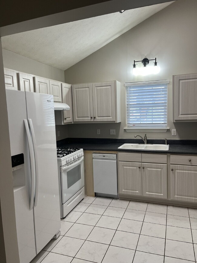 Building Photo - 135 Lake Chateau Dr