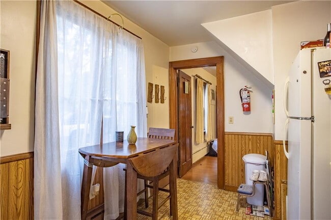 Building Photo - 3 bedroom, 1 bathroom Home With Garage