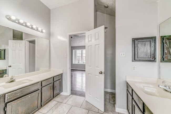 Building Photo - 1916 Woodland Hills Dr