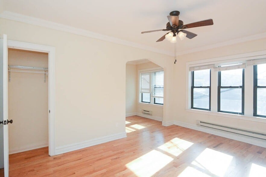 Building Photo - 4742 N Hermitage Ave