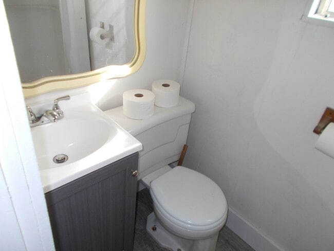 Building Photo - Spacious 1-Bedroom, 1-Bath Unit – 1,000 Sq...