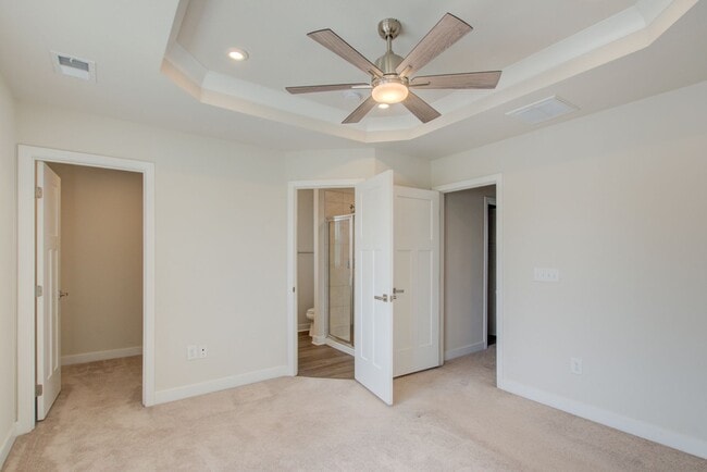 Building Photo - Like New End Unit Townhome, 3 Bed 2.5 Bath