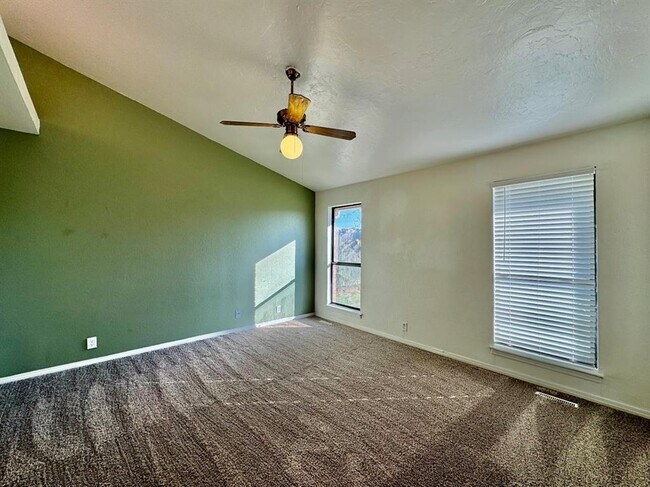 Building Photo - 2200 W Rockypoint Dr