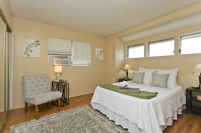 Building Photo - Beautiful 3 bedroom 1 1/2 bath townhome in Pearl City w/2 parking side by side