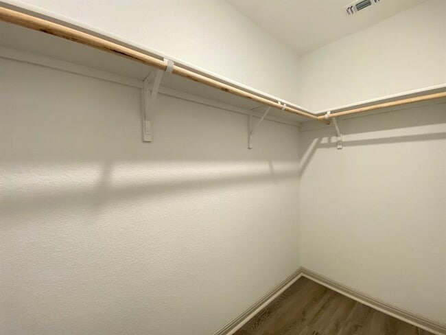 Building Photo - 131 Ft Clark Spgs Dr