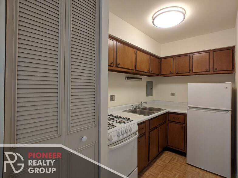 Building Photo - 665 W Wrightwood Ave