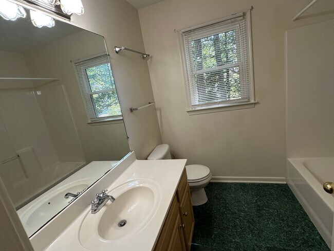 Building Photo - For Rent: Charming 4-Bedroom Colonial in C...