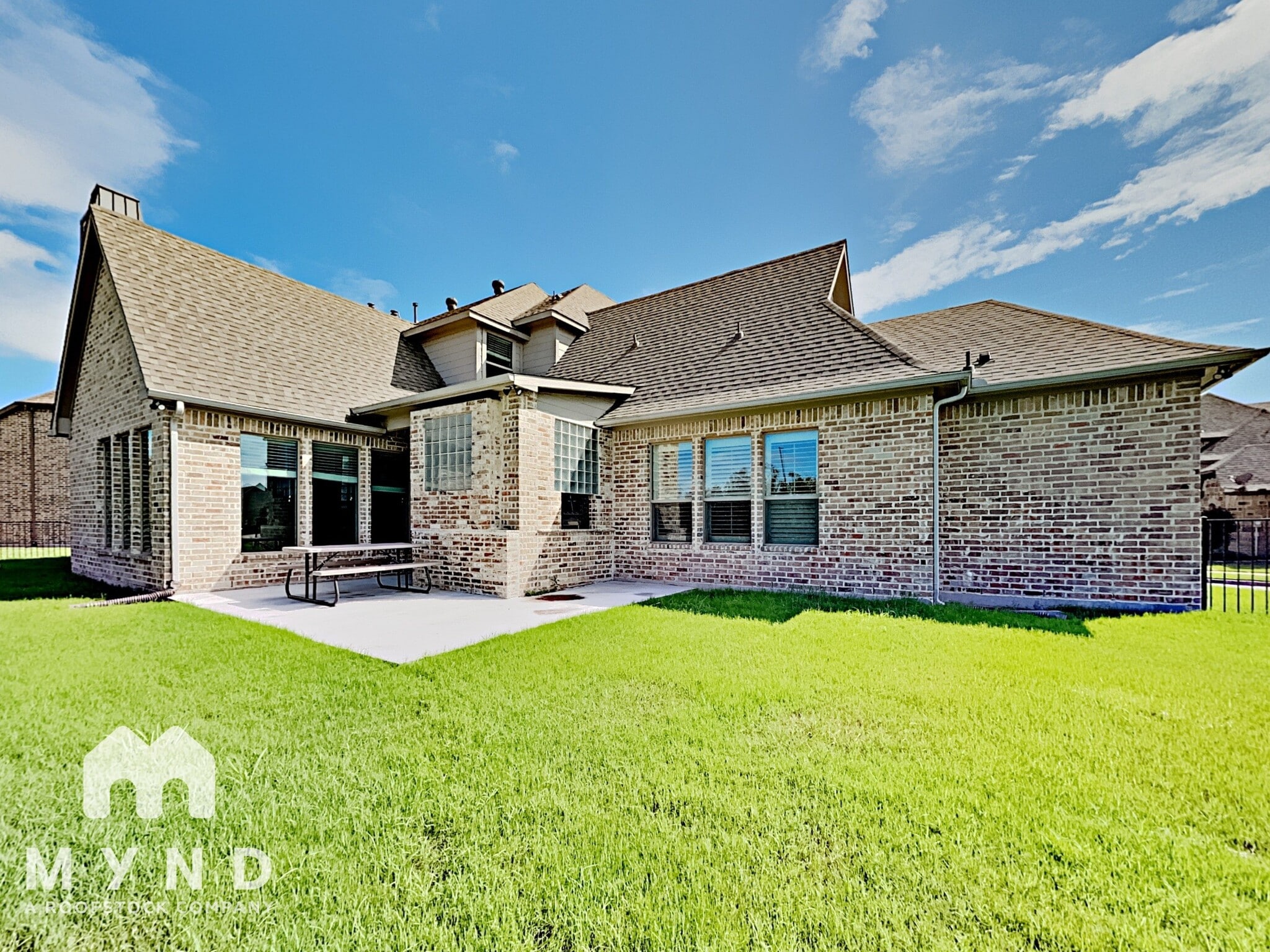 Building Photo - 10 Center Ct