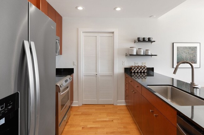 Building Photo - Great natural light in a large condo near ...