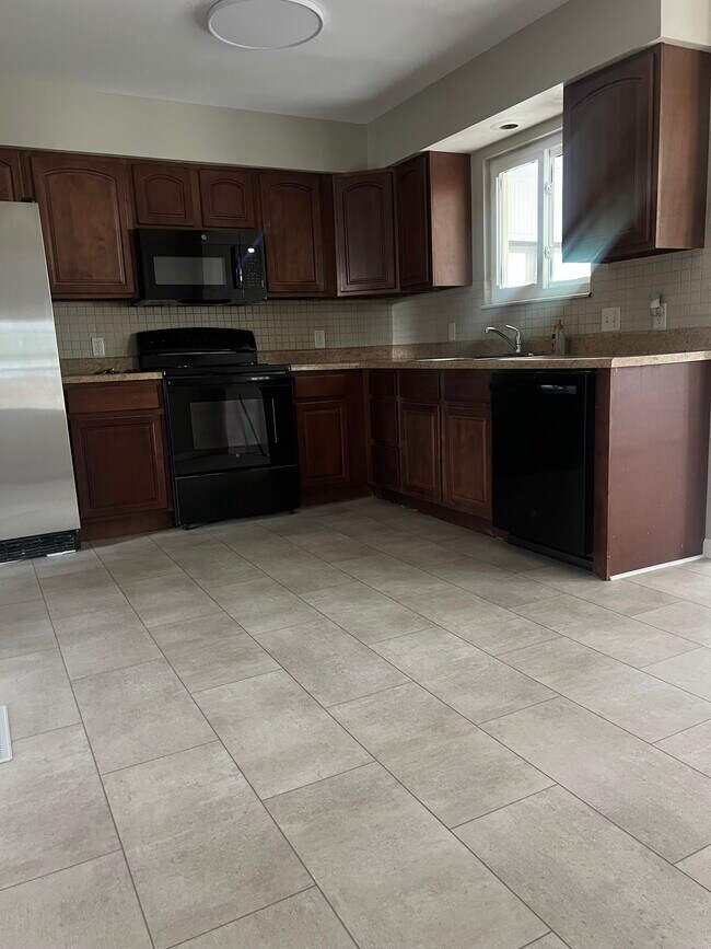 Building Photo - 3117 Southwick Dr
