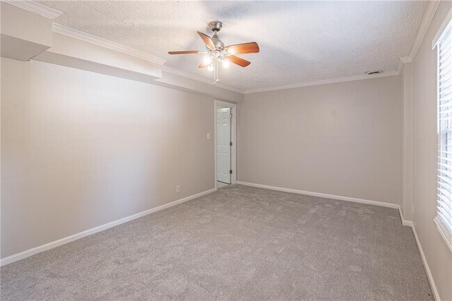 Building Photo - 736 Singley Dr