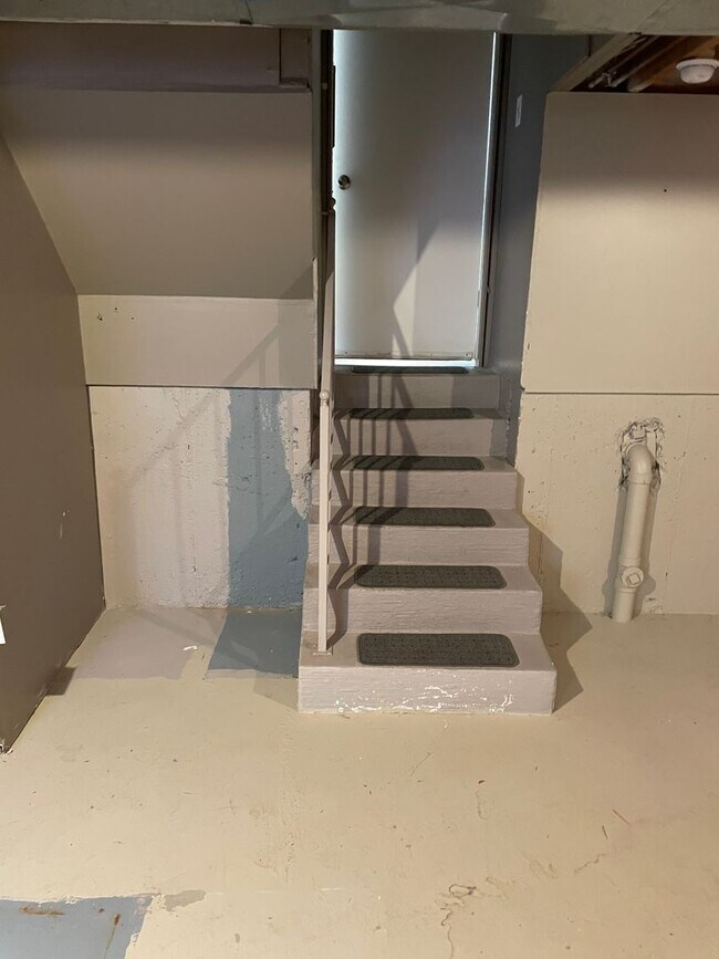 Building Photo - 3-Bedroom 1.5 Bath Twin-Home