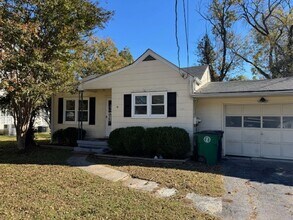 Building Photo - 2 bedroom home with garage available now!