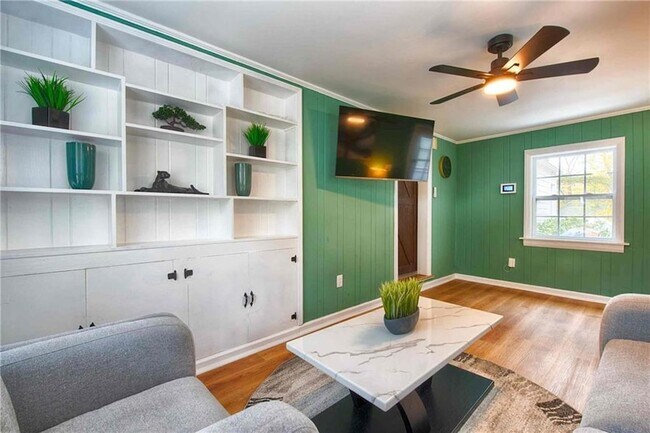 Building Photo - 1225 Graymont Dr SW