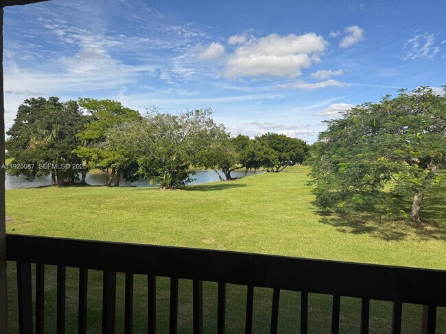 Building Photo - 361 W Park Dr