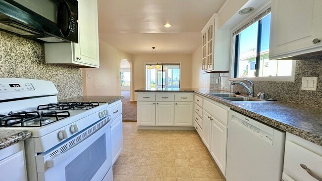 Building Photo - Fantastic House with Expansive Backyard and Large Detached Garage