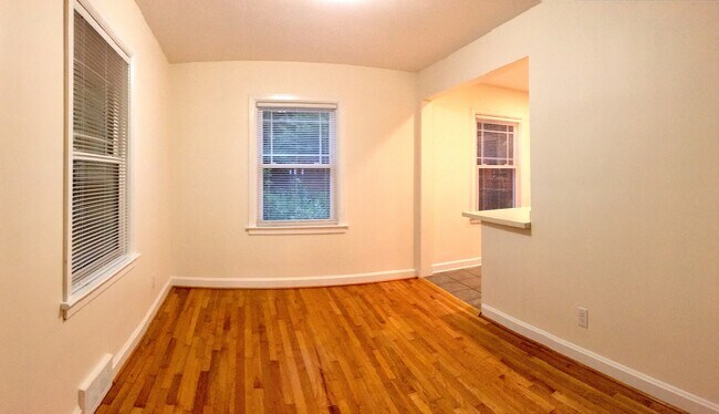 Building Photo - Wonderful Kenilworth location! Lovely land...
