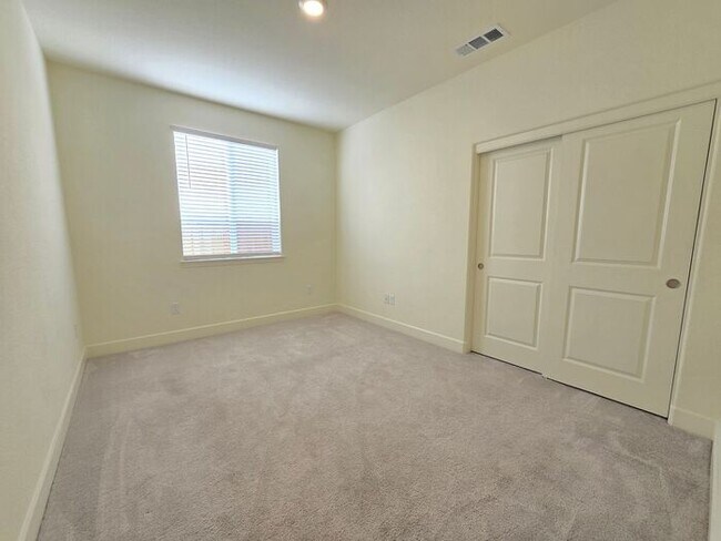 Building Photo - Beautiful Kiley Ranch Home with Open Floor Plan & Private Backyard