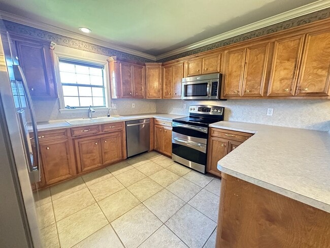 Building Photo - BEAUTIFUL HOME IN AZALEA GARDENS