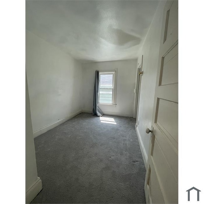 Building Photo - 915 Nesslewood Ave