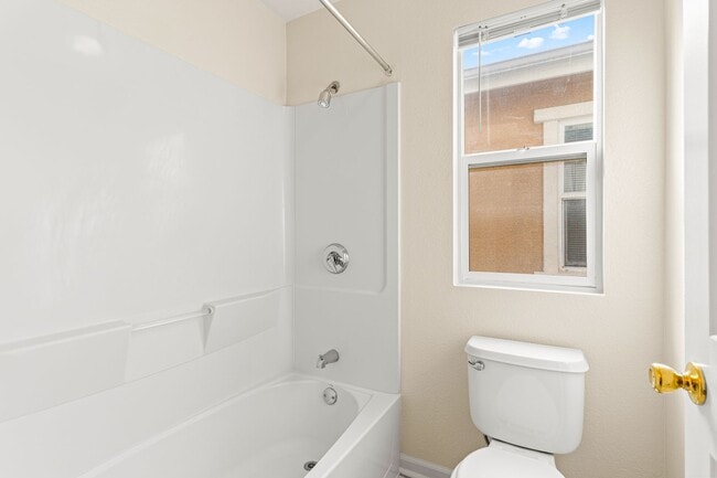Building Photo - Modern 4 Bed Home with Office, AC, Garage,...
