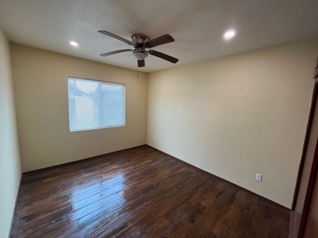 Building Photo - MOVE IN READY 4+2 w/bonus room + open floo...