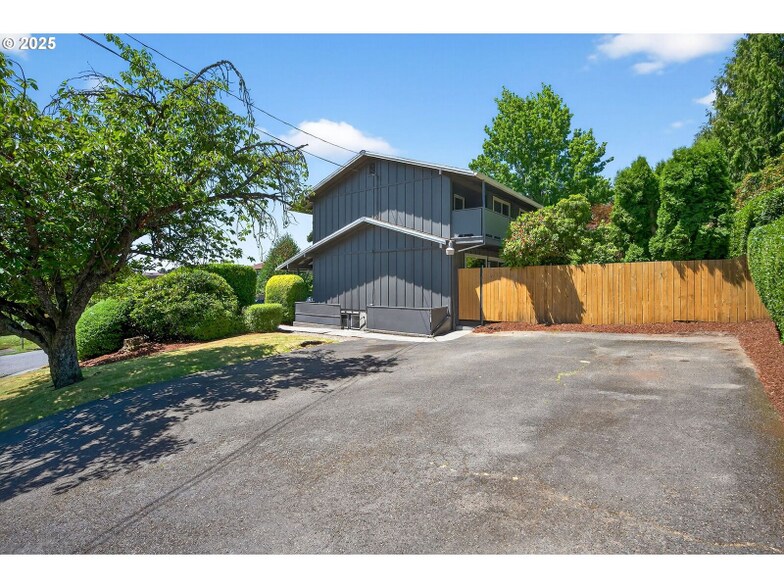 Building Photo - 1411 SW Dewitt St