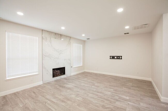 Building Photo - 9900 Presthope Dr