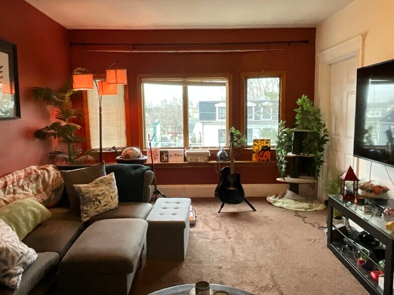 Building Photo - 325 Main St