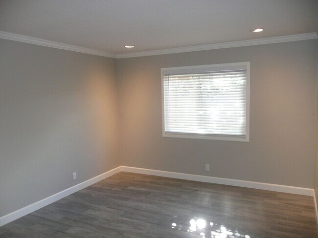 Building Photo - Great 2 bed/2bath in Tustin Villas