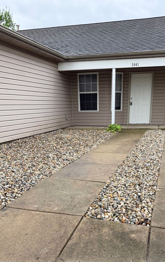 Building Photo - 2 bedroom, 2 full Bath, 2 car attached garage, West Lafayette duplex.