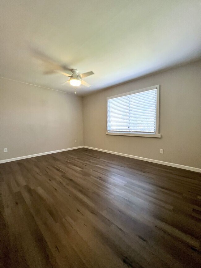 Building Photo - UPDATED 2 story townhome FOR RENT  **SAVE ...